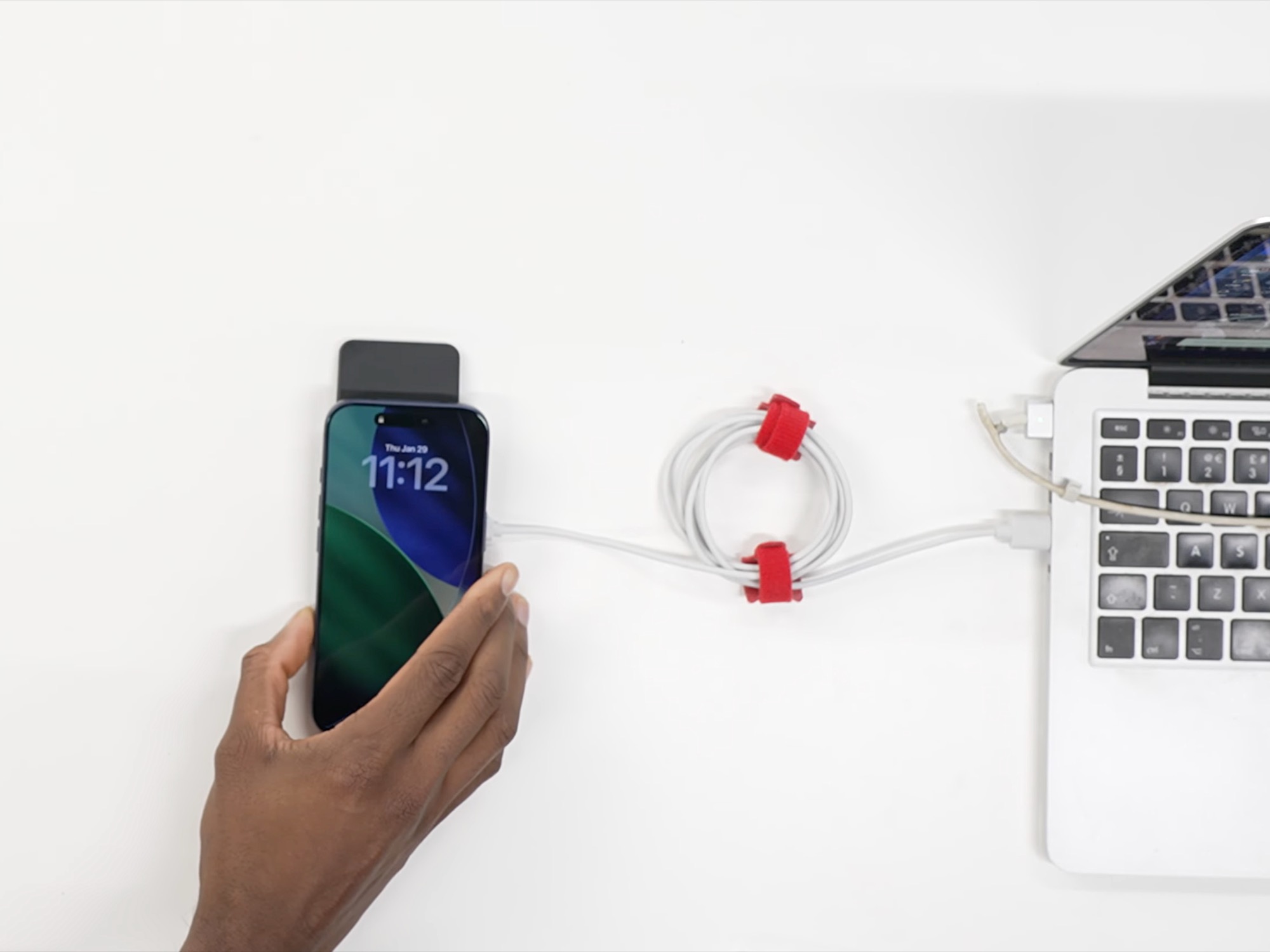 Badacze „ukradli” 10 000 USD z zablokowanego iPhone’a MKBHD