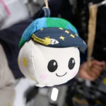 Zdjęcie okładkowe wpisu: NASA sprzedaje oficjalną maskotkę z&nbsp;misji Artemis II. Kosmiczny pluszak trafia do&nbsp;sklepów