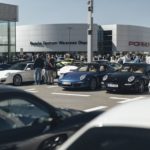 Zdjęcie okładkowe wpisu: Setki aut, darmowa kawa i&nbsp;klasyki z&nbsp;Zuffenhausen. Zbliża się szósta edycja „Porsche i&nbsp;Kawa” na&nbsp;warszawskim Okęciu