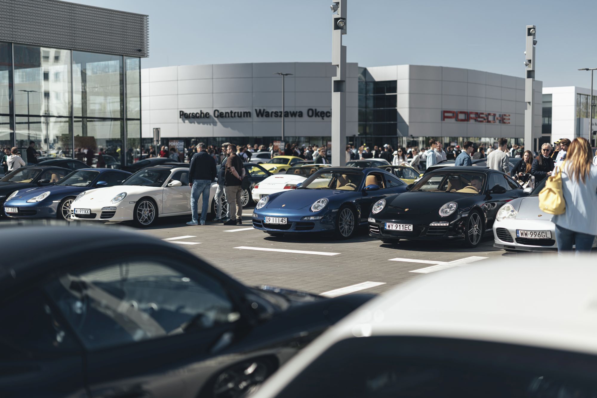 Setki aut, darmowa kawa i klasyki z Zuffenhausen. Zbliża się szósta edycja „Porsche i Kawa” na warszawskim Okęciu