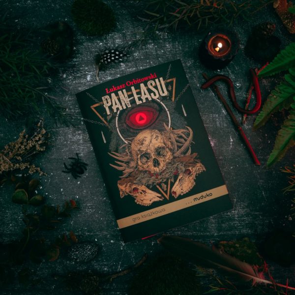 Zdjęcie okładkowe do wpis Orbitowski wraca do&nbsp;horroru i&nbsp;oddaje Ci&nbsp;stery. Nowa gra książkowa „Pan lasu”