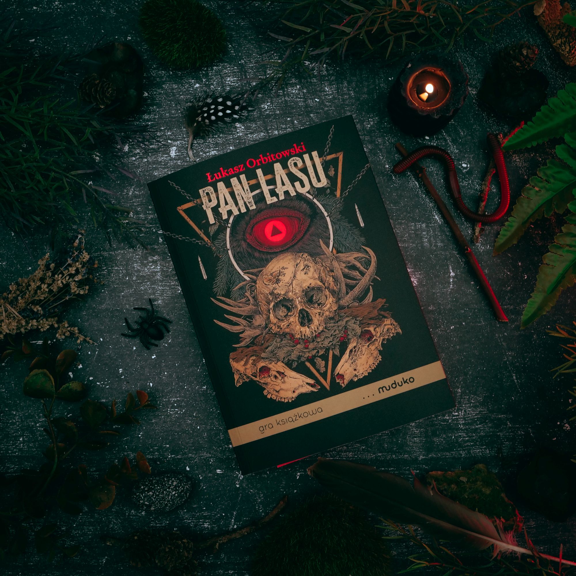 Zdjęcie okładkowe wpisu Orbitowski wraca do&nbsp;horroru i&nbsp;oddaje Ci&nbsp;stery. Nowa gra książkowa „Pan lasu”