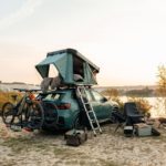 Zdjęcie okładkowe wpisu: Namiot dachowy, który&nbsp;zamienia się w&nbsp;salon. Thule prezentuje płaski model Widesky