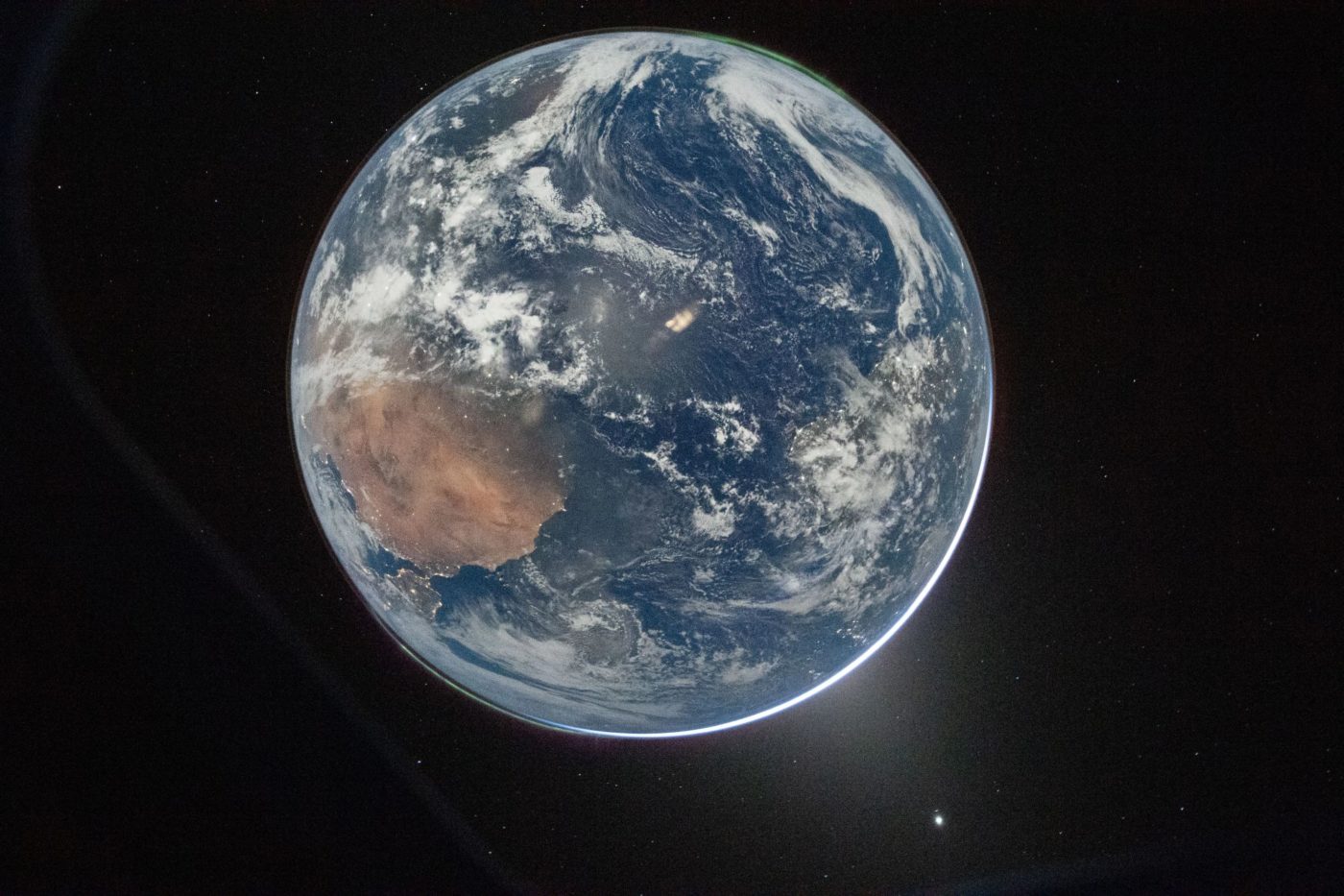 Ziemia w obiektywie (prawdopodobnie iPhone'a) w wykonaniu Reida Wisemana. NASA astronaut and Artemis II Commander Reid Wiseman took this picture of Earth from the Orion spacecraft’s window after completing the translunar injection burn. There are two auroras (top right and bottom left) and zodiacal light (bottom right) is visible as the Earth eclipses the Sun.