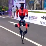 Zdjęcie okładkowe wpisu: Bieg w&nbsp;50 minut. Humanoidalny robot producenta smartfonów rozbija ludzki rekord w&nbsp;półmaratonie