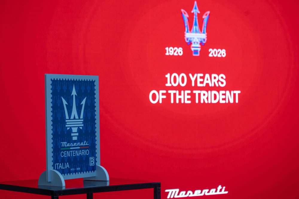 Zdjęcie okładkowe do wpis Od&nbsp;rzeźby Neptuna po&nbsp;Motor Valley. Maserati świętuje 100 lat Trójzębu wyjątkowym znaczkiem