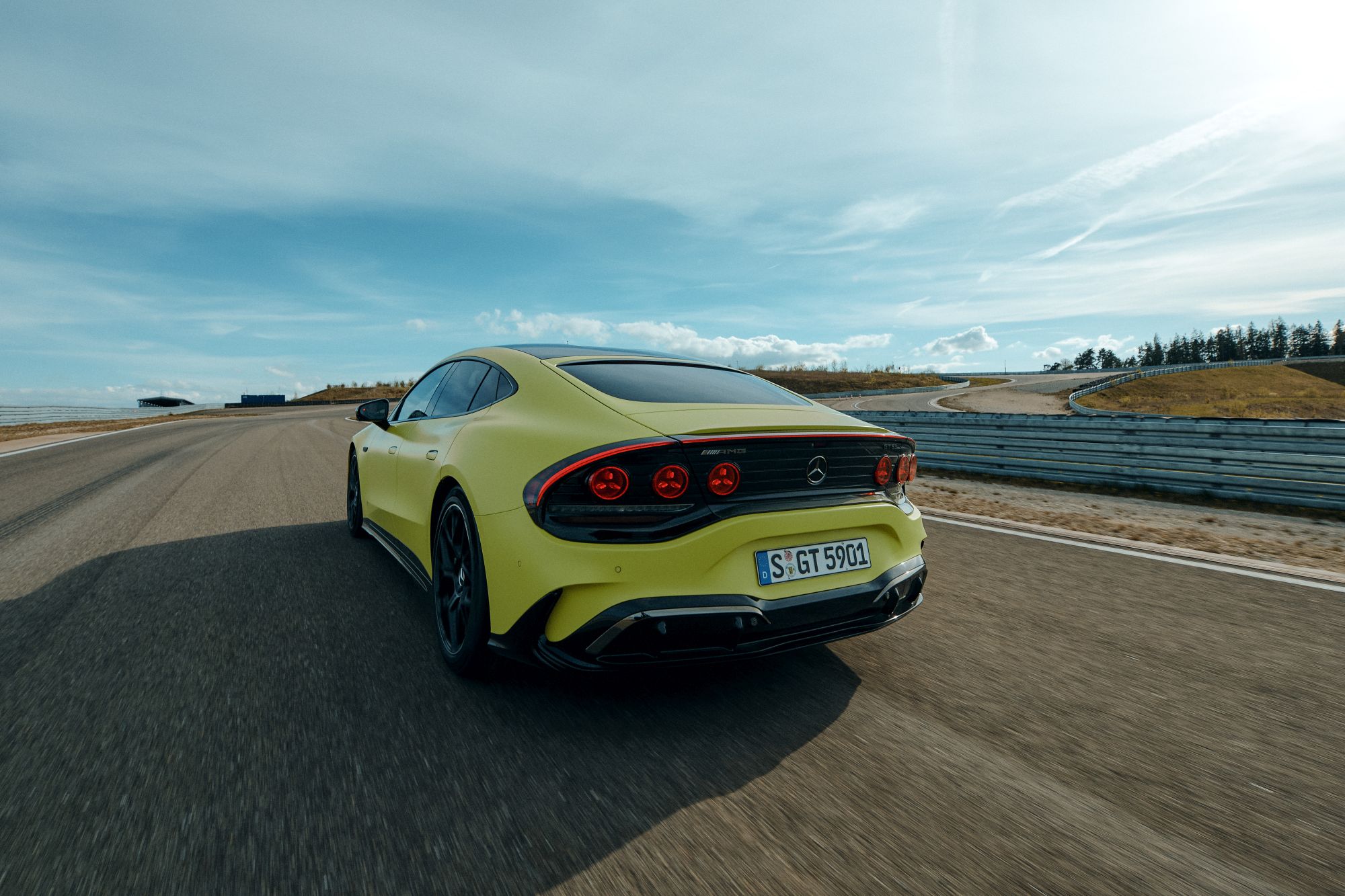 Zdjęcie okładkowe wpisu Das neue Mercedes-AMG GT 63 4-Türer Coupé, 2026.Mercedes-AMG GT 63 4-Türer Coupé | Energieverbrauch kombiniert 21,0-17,9 kWh/100 km | CO2 Emissionen kombiniert 0 g/km | CO2-Klasse: A//The all-new Mercedes-AMG GT 63 4-Door Coupé, 2026.Mercedes‑