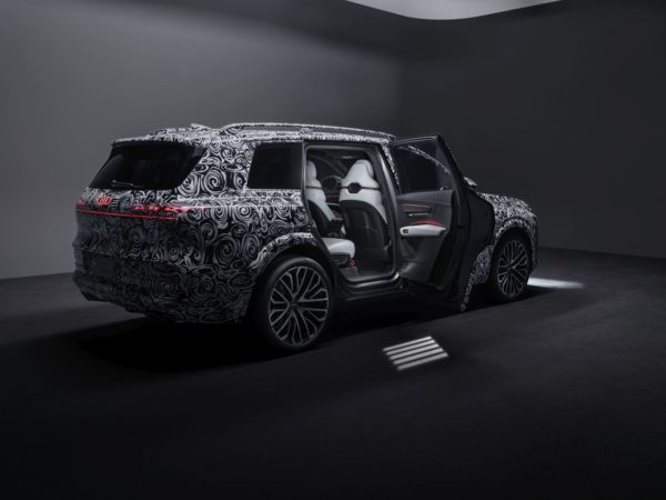 Zdjęcie okładkowe do wpis Audi Q9: salon na&nbsp;kołach. Pierwsze szczegóły wnętrza nowego flagowca [galeria]