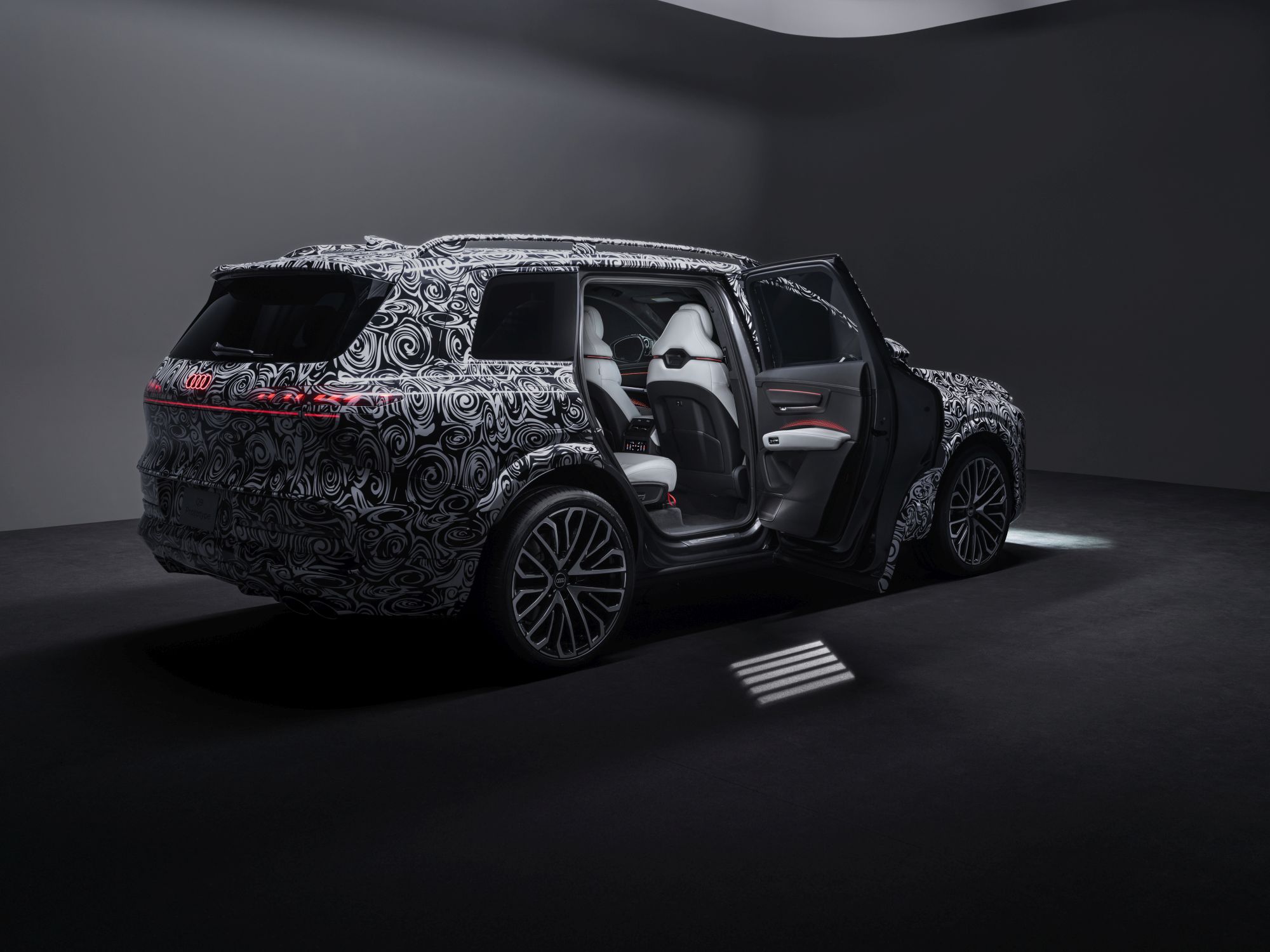 Audi Q9: salon na kołach. Pierwsze szczegóły wnętrza nowego flagowca [galeria]