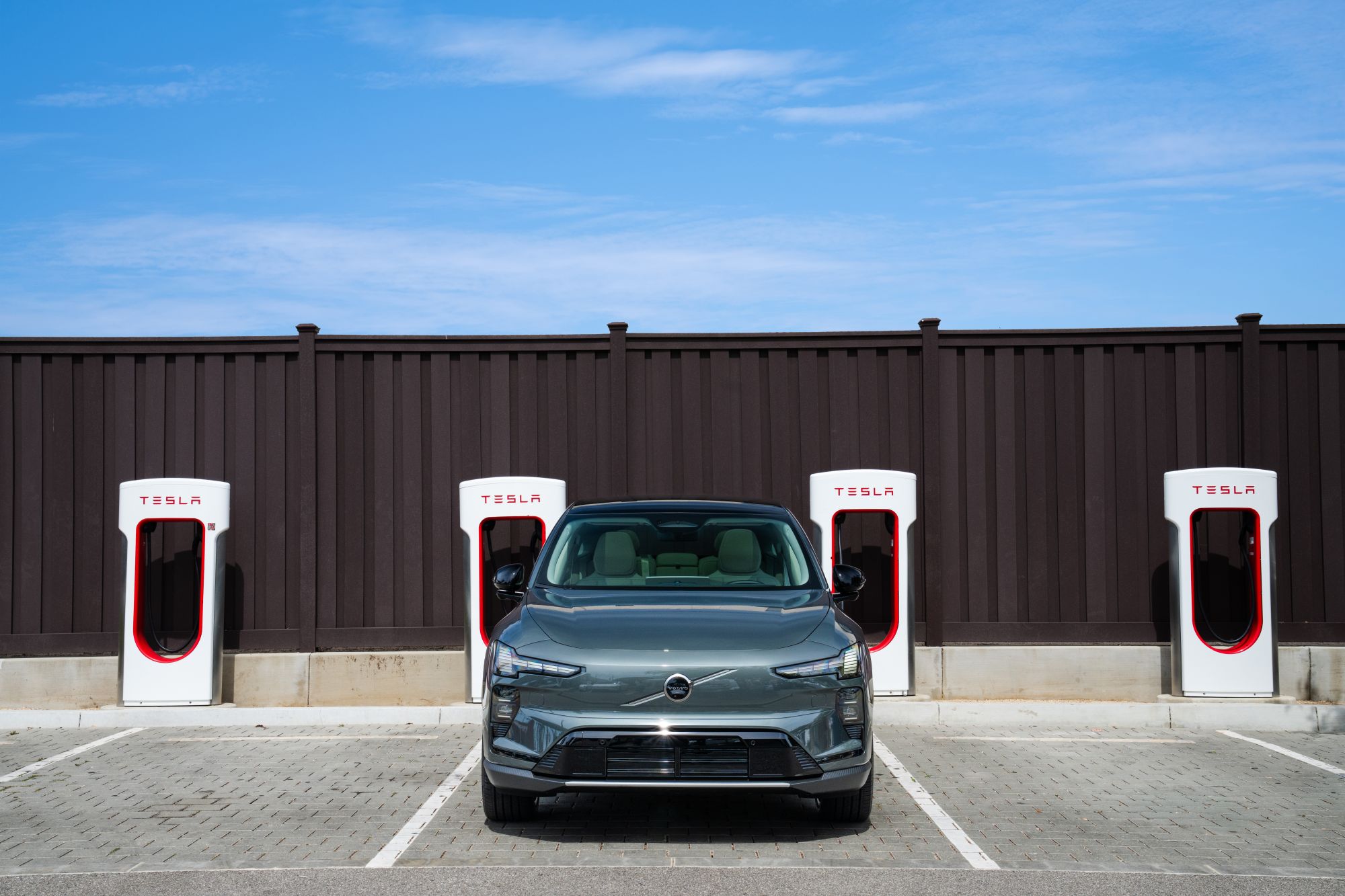 Ładowarki Tesli wchodzą do systemu Volvo