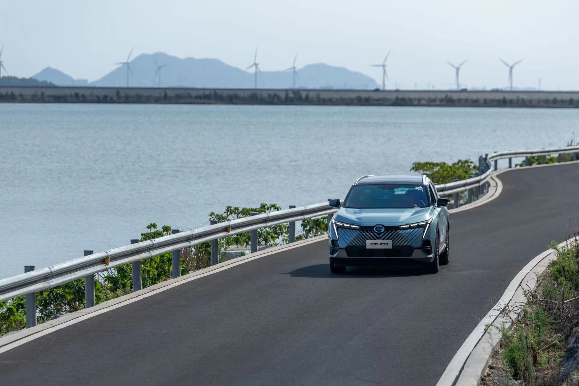 GAC EMKOO Hybrid wchodzi do Europy przez Polskę. Auto z nietypowym silnikiem i wyposażeniem w standardzie [galeria]