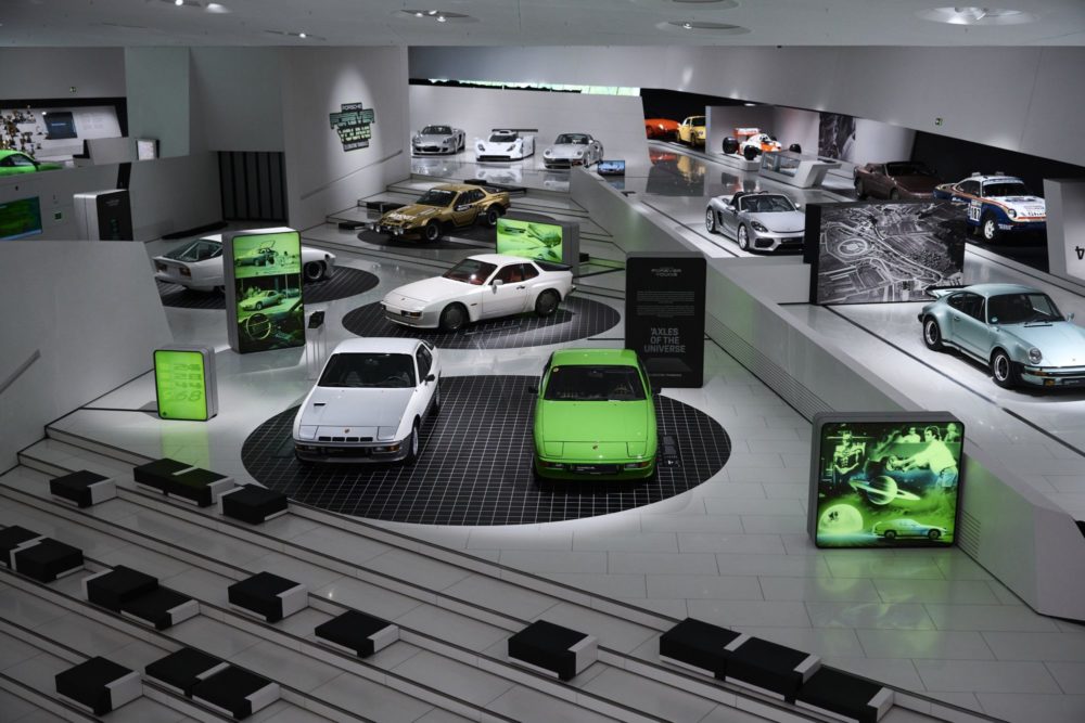 Zdjęcie okładkowe do wpis Porsche świętuje 50 lat układu Transaxle. Neony, lata 80. i&nbsp;samochody, które uratowały markę