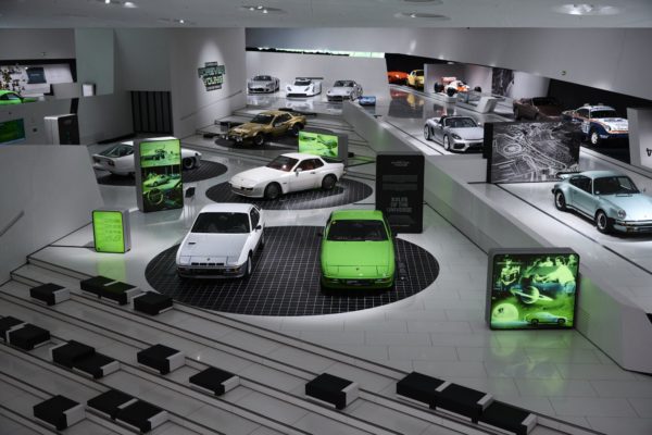 Zdjęcie okładkowe do wpis Porsche świętuje 50 lat układu Transaxle. Neony, lata 80. i&nbsp;samochody, które uratowały markę