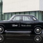 Zdjęcie okładkowe wpisu: Czarna Wołga znów na&nbsp;ulicach Warszawy. Spokojnie, tym razem to&nbsp;Uber Muzealnie