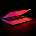 Zdjęcie okładkowe wpisu: AI znalazło lukę w&nbsp;macOS – dlaczego Mac nigdy nie&nbsp;będzie tak&nbsp;bezpieczny jak iOS?
