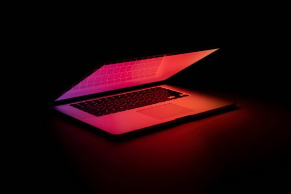 Zdjęcie okładkowe do wpis AI znalazło lukę w&nbsp;macOS – dlaczego Mac nigdy nie&nbsp;będzie tak&nbsp;bezpieczny jak iOS?