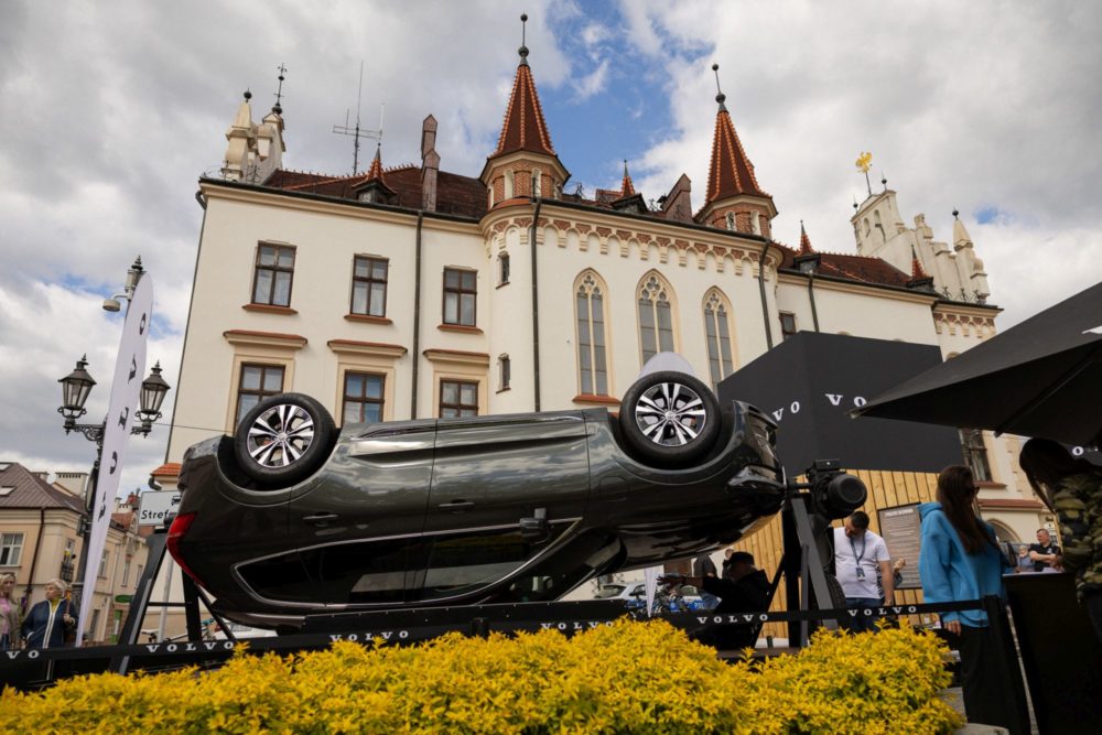 Zdjęcie okładkowe do wpis Volvo For Safety: 42 tysiące osób sprawdziło, jak to&nbsp;jest dachować. W&nbsp;tle premiera EX60