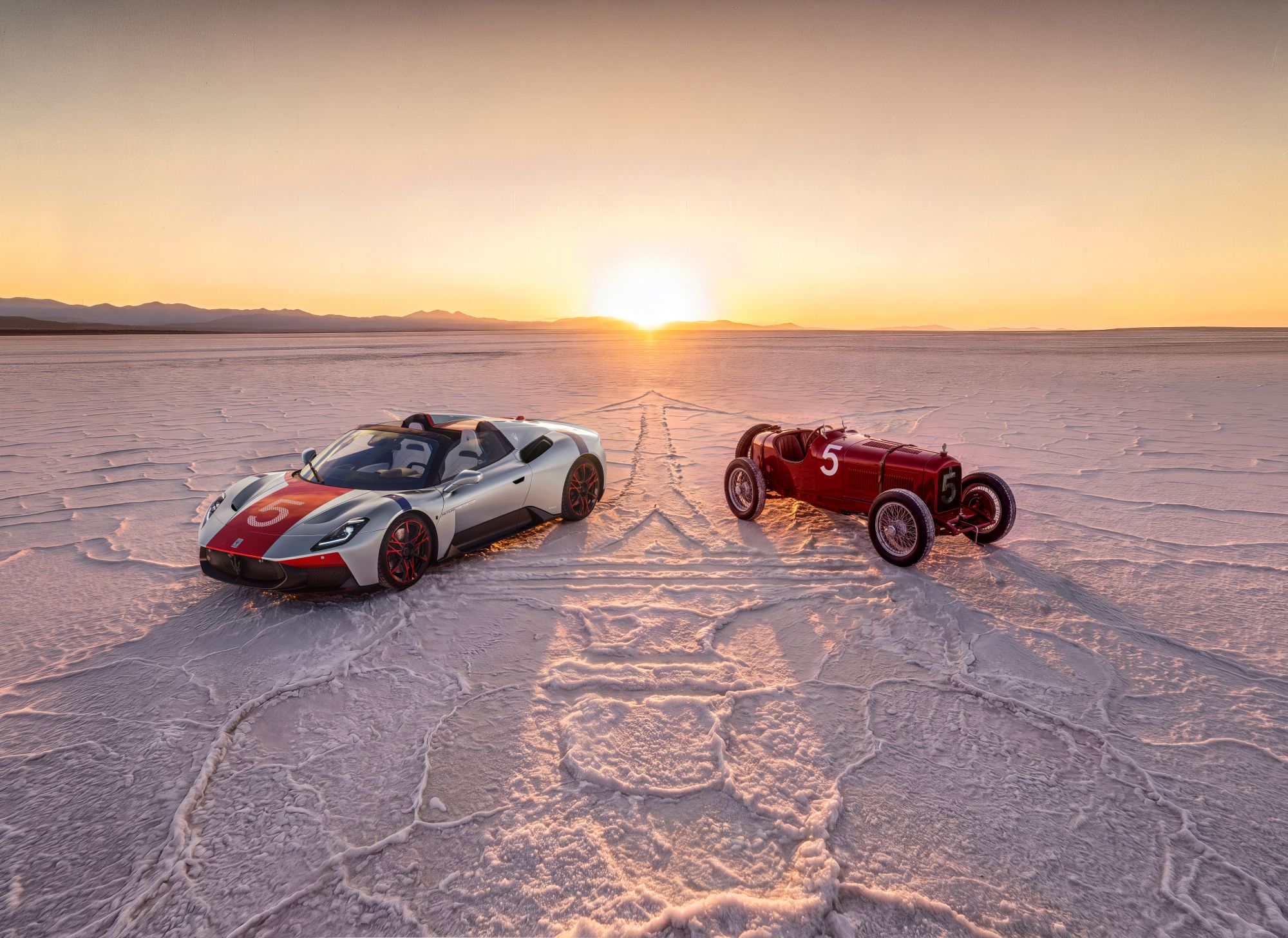 Zdjęcie okładkowe wpisu Wyjątkowe rocznicowe Maserati MCPURA Cielo Tributo 1926 łączy dwie epoki włoskiego motorsportu