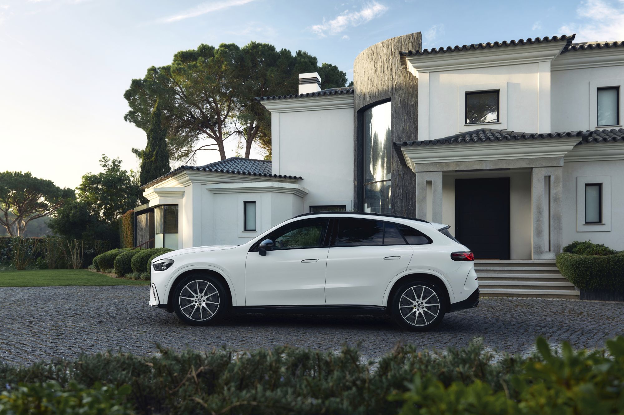 Elektryczny Mercedes GLC w nowych wariantach. Pokaźny zasięg, duży frunk i niższa cena na start