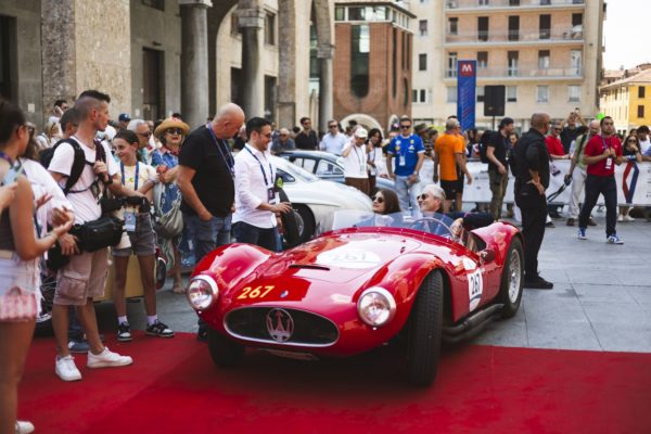 Zdjęcie okładkowe do wpis Najpiękniejszy wyścig świata i&nbsp;100 lat Trójzębu. Maserati zachwyca na&nbsp;trasie 1000 Miglia 2026 [galeria]