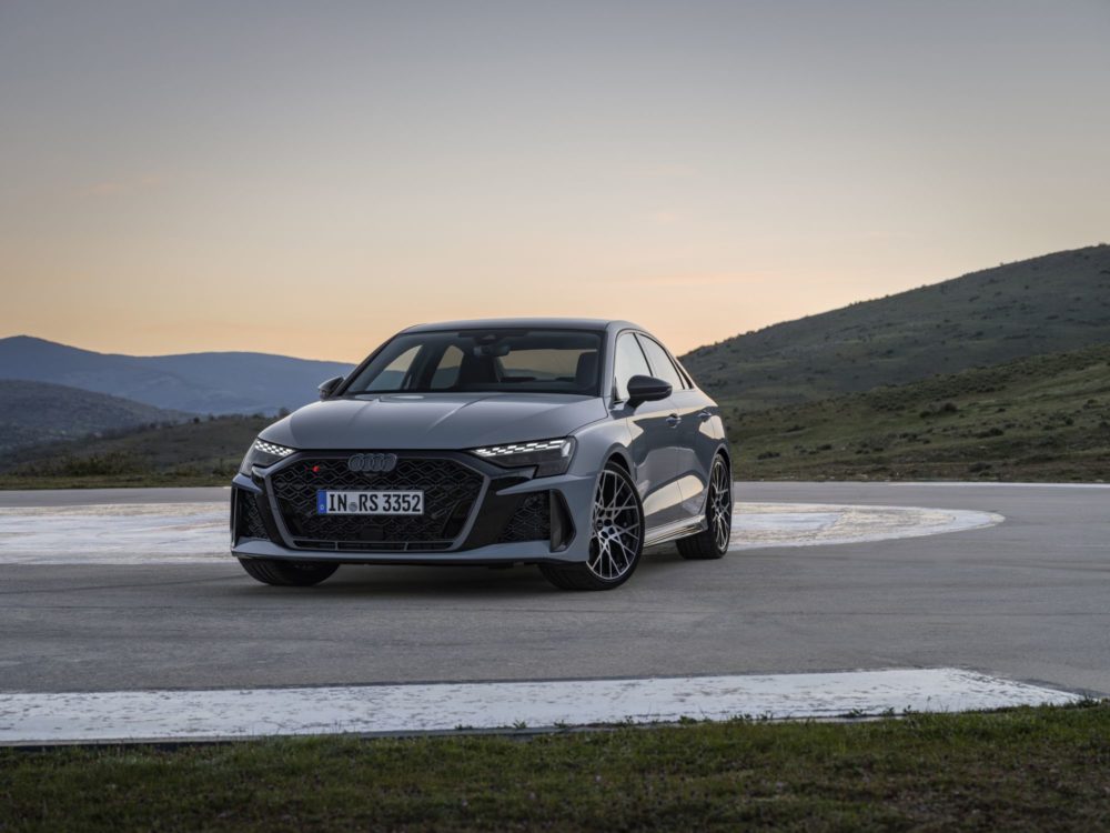 Zdjęcie okładkowe do wpis Flagowe technologie w&nbsp;kompakcie? Nowe Audi A3 wjedzie do&nbsp;ciasnego garażu, gdy&nbsp;ty&nbsp;stoisz obok ze&nbsp;smartfonem [galeria]