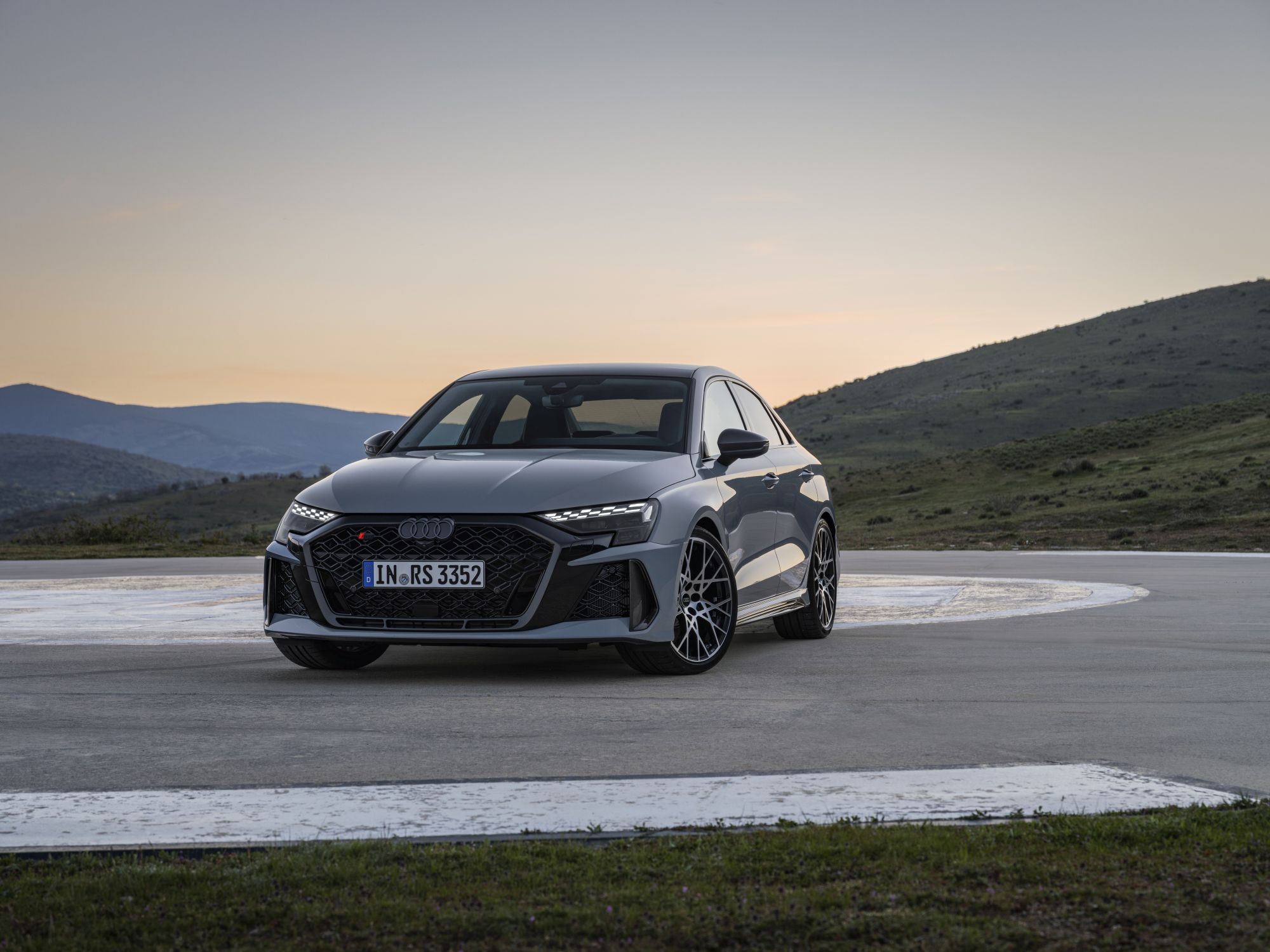 Flagowe technologie w kompakcie? Nowe Audi A3 wjedzie do ciasnego garażu, gdy ty stoisz obok ze telefonem [galeria]