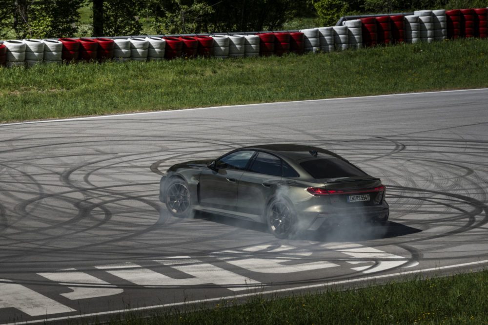 Zdjęcie okładkowe do wpis Koniec pewnej epoki. Nowe Audi RS 5 to&nbsp;pierwsza w&nbsp;historii hybryda plug-in z&nbsp;logo Audi Sport