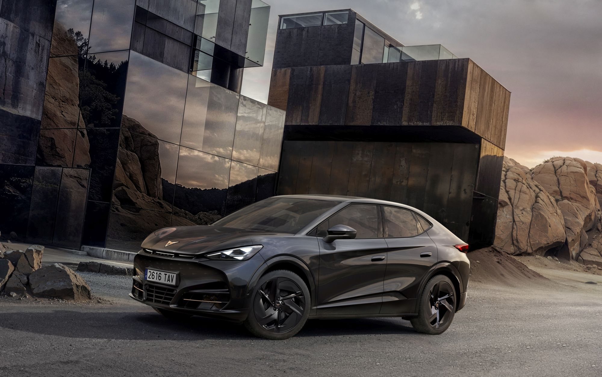 Cupra Tavascan zyskuje wersję Black Edition. Mroczny pakiet i topowe wyposażenie