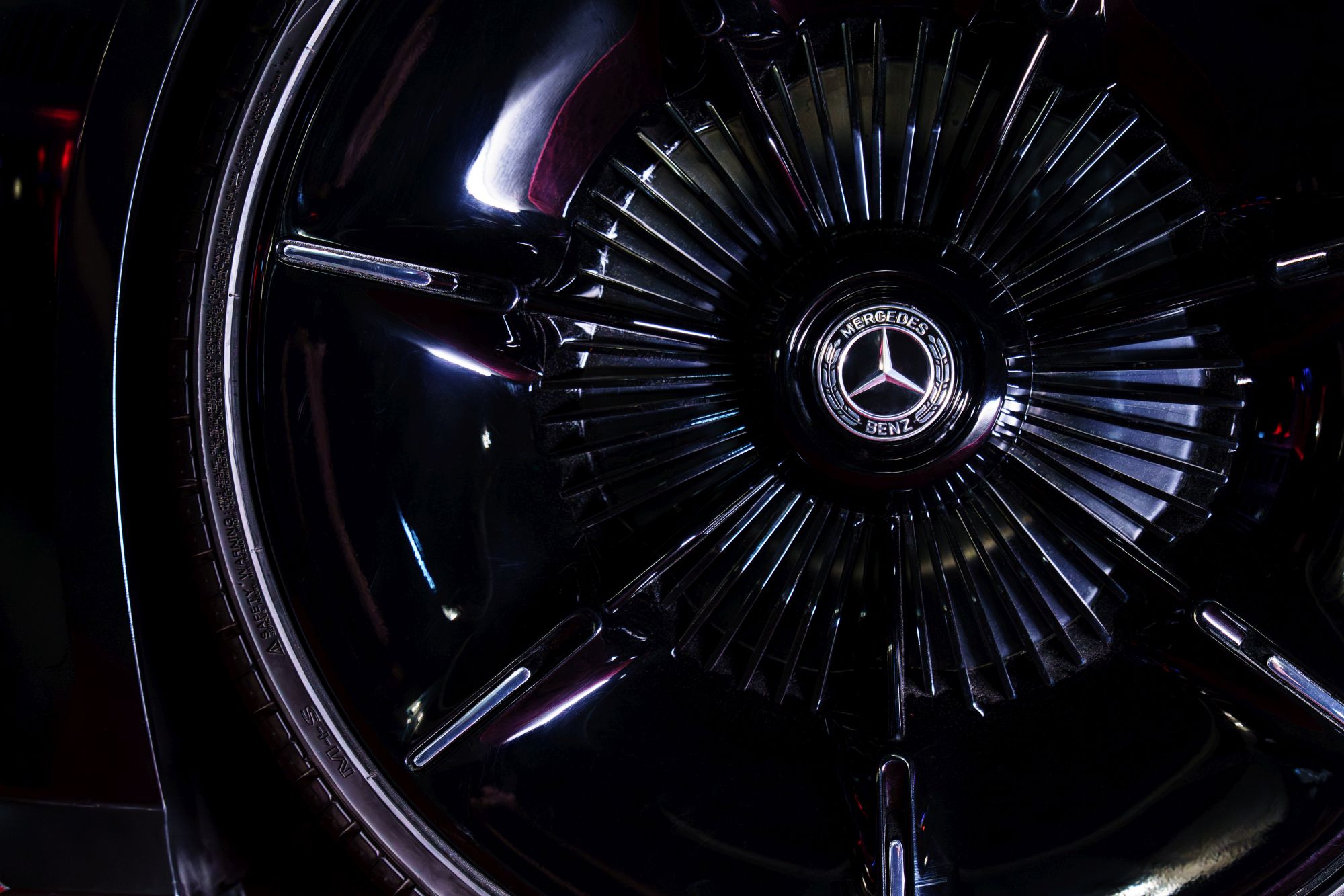 Bez kompromisów. Elektryczne AMG ryczy jak V8, a Mercedes otwiera w Warszawie pierwszy taki salon w Europie [galeria]