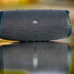 Zdjęcie okładkowe wpisu: Rozładowany telefon na&nbsp;plaży to&nbsp;już przeszłość. Nowy głośnik JBL ma&nbsp;wbudowany potężny powerbank