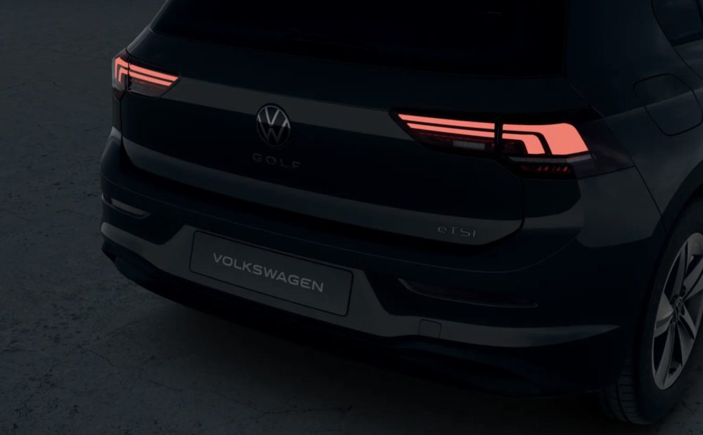 Zdjęcie okładkowe do wpis Volkswagen Golf debiutuje w&nbsp;nowej, bazowej wersji Pure. Automat i&nbsp;miękka hybryda w&nbsp;standardzie