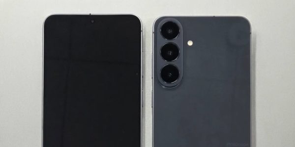 Zdjęcie okładkowe do wpis Samsung Galaxy S26 FE&nbsp;na&nbsp;pierwszym zdjęciu. Uwagę zwraca nietypowo zaprojektowany aparat