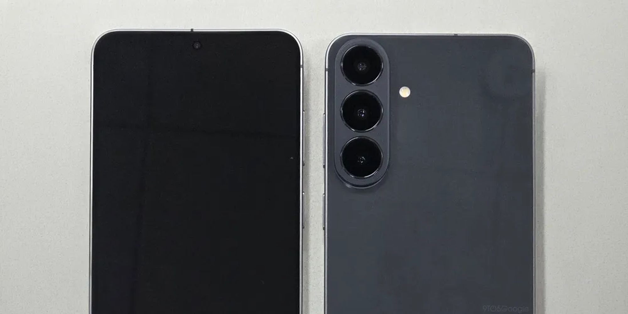 Samsung Galaxy S26 FE na pierwszym zdjęciu. Uwagę zwraca nietypowo zaprojektowany aparat