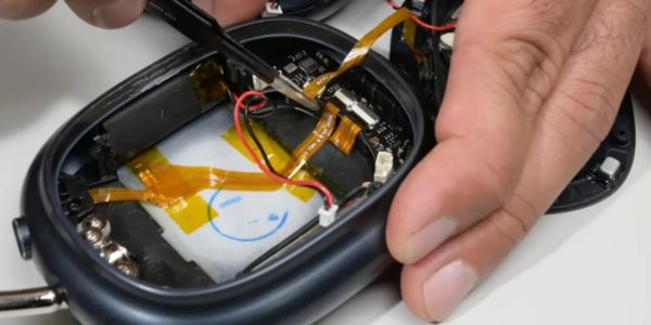 Zdjęcie okładkowe wpisu iFixit demontuje podróbki Apple Watcha Ultra 3, AirPods Max 2 i AirPods Pro 3