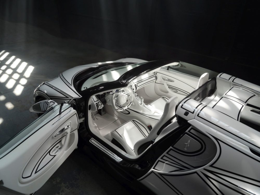 Zdjęcie okładkowe do wpis Ostatnie tchnienie silnika W16. Bugatti Mistral Blanc Éternel łączy cyfrową siatkę z&nbsp;prawdziwą porcelaną [galeria]