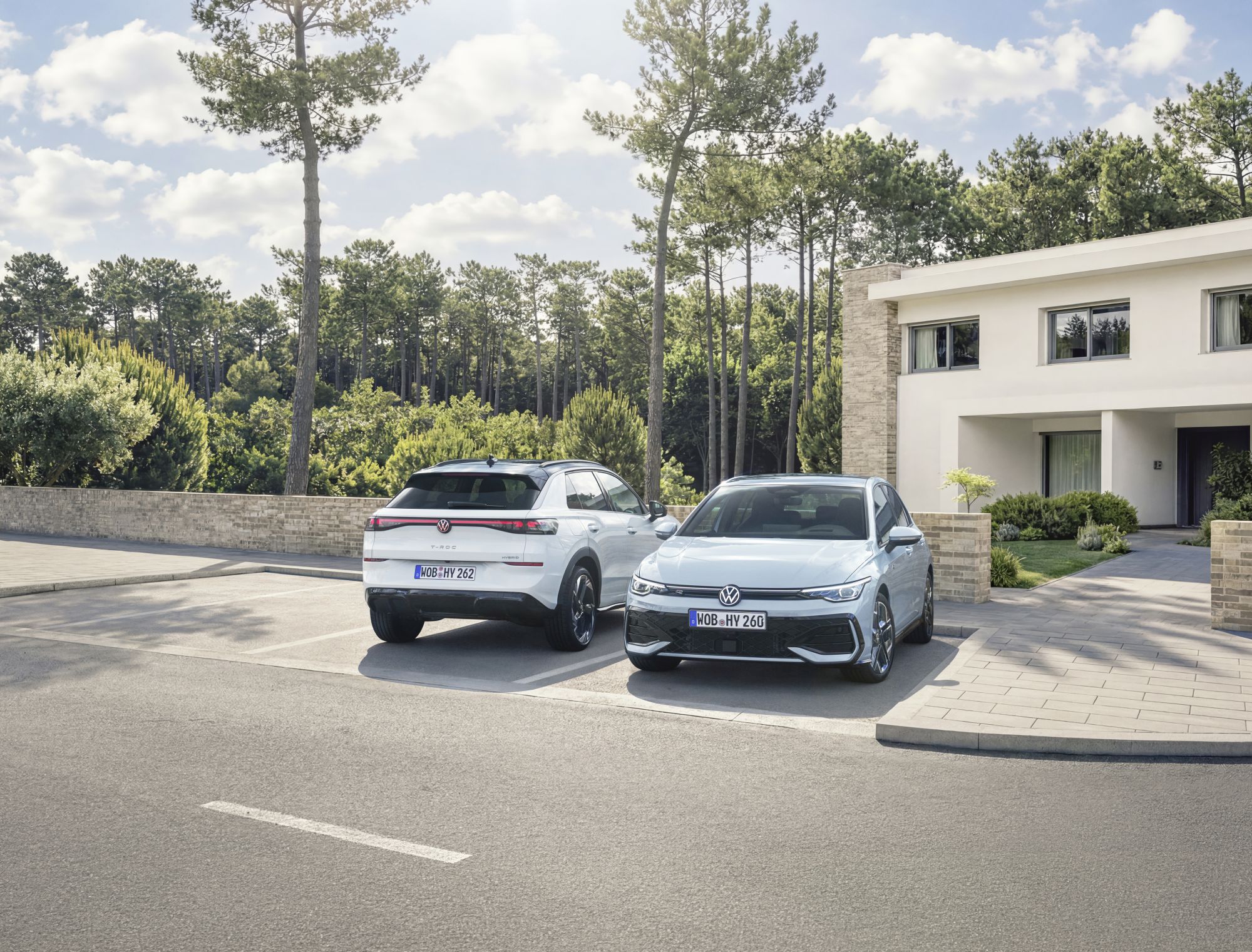 VW Golf i T-Roc wreszcie z pełną hybrydą bez wtyczki. Volkswagen stawia na napęd HEV