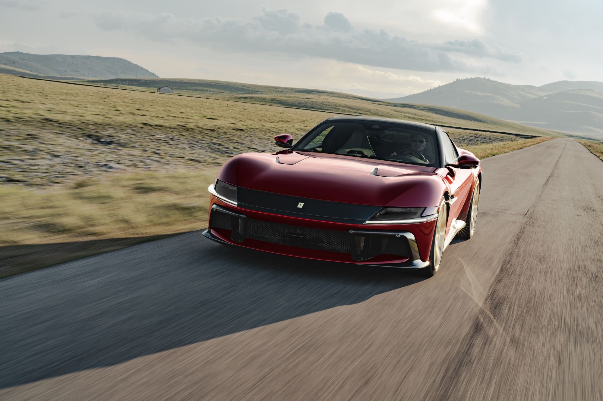 Ferrari przywraca manualną skrzynię biegów. Model 12Cilindri łączy wolnossące V12 z innowacyjnym sprzęgłem [galeria]