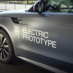 Zdjęcie okładkowe wpisu: Elektryczny Range Rover Sport zadebiutuje jeszcze w&nbsp;tym roku. Brytyjczycy szlifują formę na&nbsp;torze