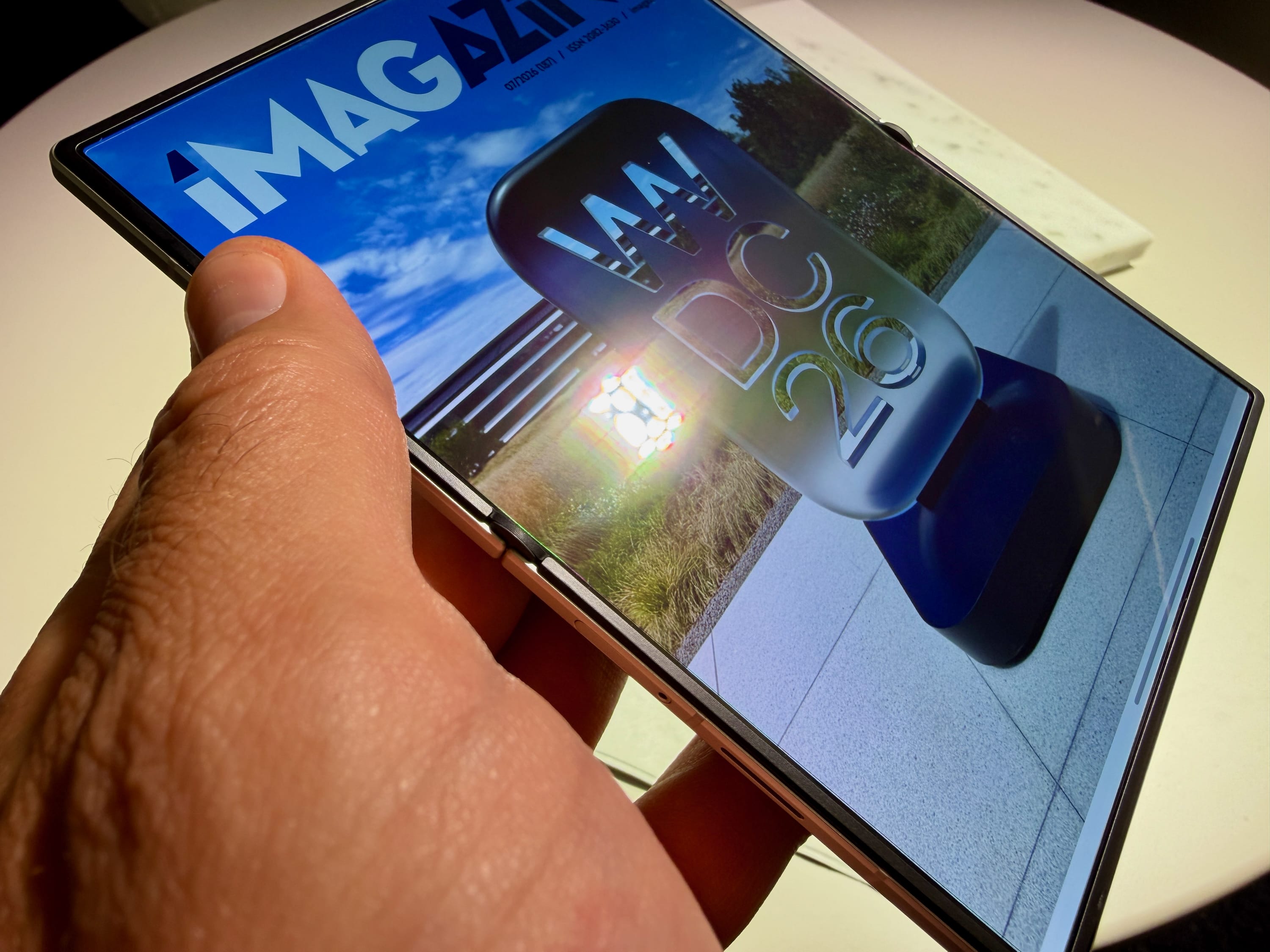 IPhone Ultra w srebrze i granacie – Apple planuje już trzecią generację składaka