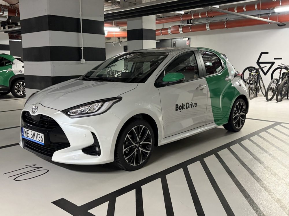 Zdjęcie okładkowe do wpis Bolt Drive wjeżdża do&nbsp;Warszawy. 600 hybrydowych Toyot, kluczyk w&nbsp;smartfonie i&nbsp;bat na&nbsp;piratów drogowych. Sprawdziłem tę&nbsp;usługę