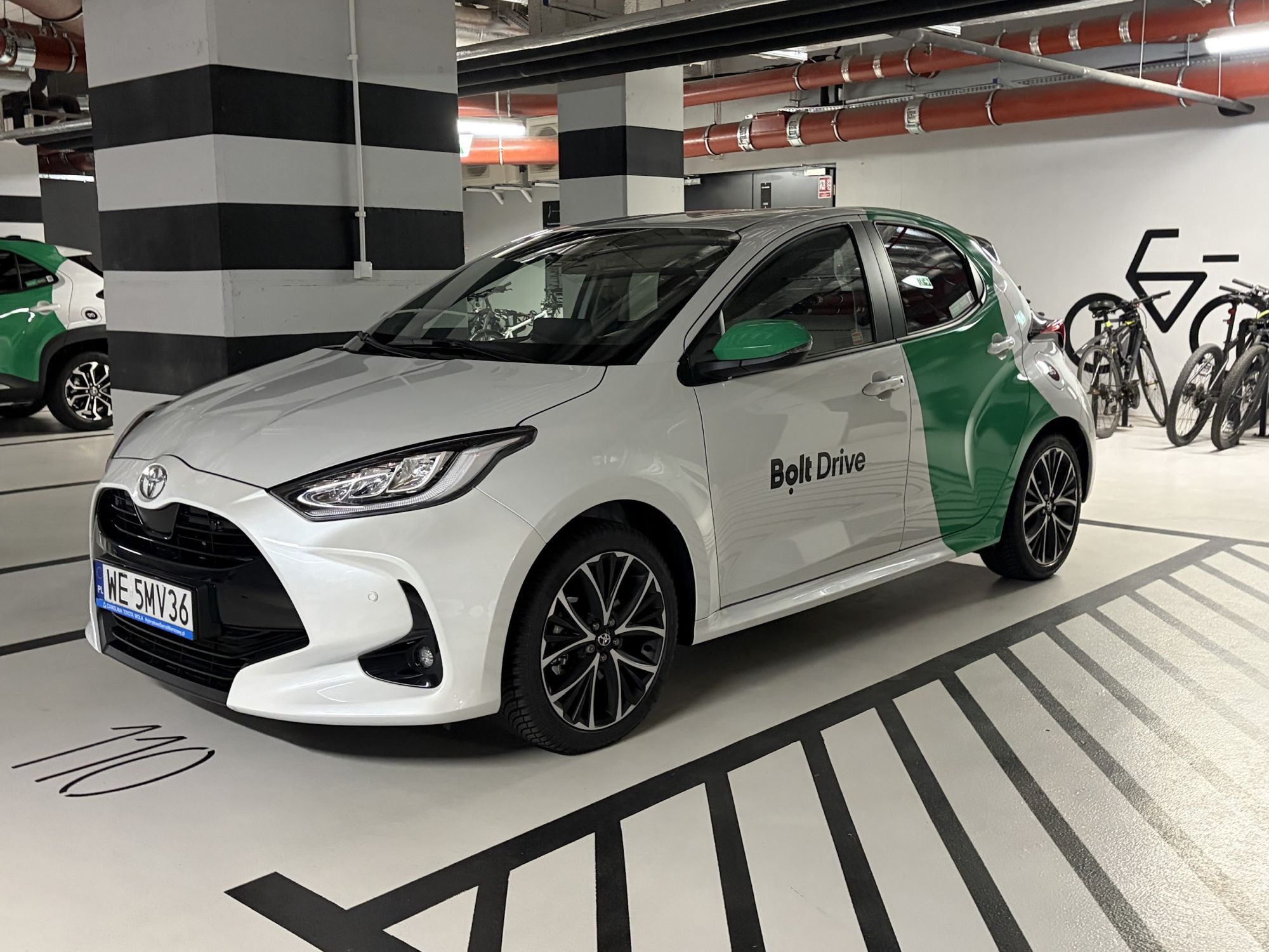 Bolt Drive wjeżdża do Warszawy. 600 hybrydowych Toyot, kluczyk w telefonie i bat na piratów drogowych. Sprawdziłem tę usługę
