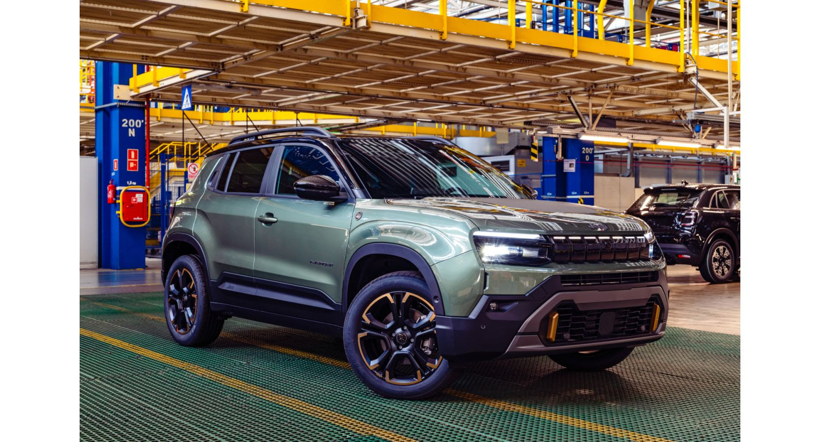 Tyski Jeep Avenger przechodzi lifting. Producent dorzuca matrycowe LED-y i potężnie ścina cenę