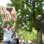 Zdjęcie okładkowe wpisu: Nowy bunt przeciwko maszynom. Pokolenie Z&nbsp;uczy się życia bez&nbsp;smartfonów na&nbsp;festiwalu w&nbsp;Nowym Jorku