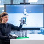 Zdjęcie okładkowe wpisu: BMW zakłada czujniki i&nbsp;ubiera ludzi w&nbsp;sensoryczne rękawice. Celem: robotyka