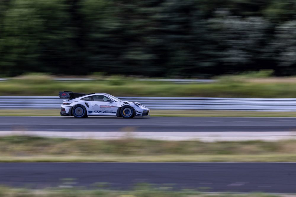 Zdjęcie okładkowe do wpis Porsche 911 GT3 RS z&nbsp;pakietem Manthey na&nbsp;Torze Poznań. Wyścigowa precyzja na&nbsp;polskim asfalcie [galeria]