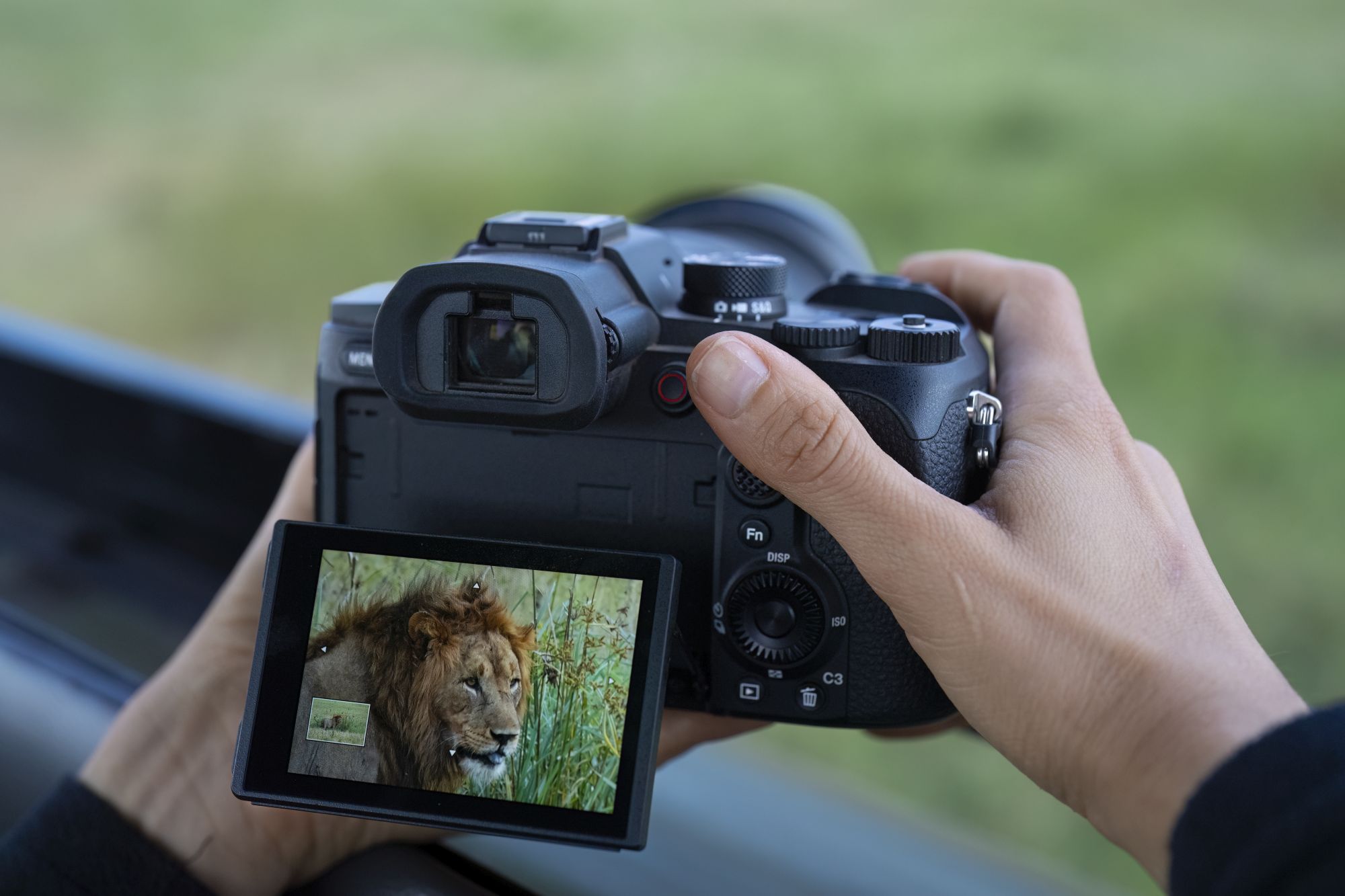 Zdjęcie okładkowe wpisu Sony RX10 V&nbsp;oficjalnie. Aparat z&nbsp;superzoomem zyskuje procesor AI i&nbsp;baterię z&nbsp;serii Alpha