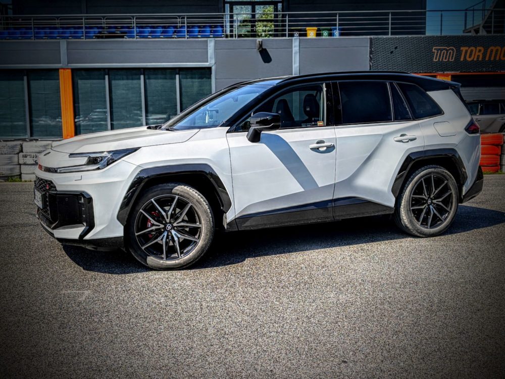 Nowa Toyota RAV4 globalnym hitem. Hybrydy napędzają rekordowe wyniki japońskiej