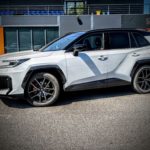 Zdjęcie okładkowe wpisu: Nowa Toyota RAV4 globalnym hitem. Hybrydy napędzają rekordowe wyniki japońskiej marki
