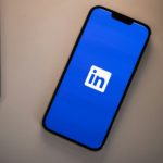 Zdjęcie okładkowe wpisu: Niemal połowa treści na&nbsp;LinkedIn to&nbsp;dzieło maszyn. Badanie ujawnia skalę zalewu algorytmicznego spamu