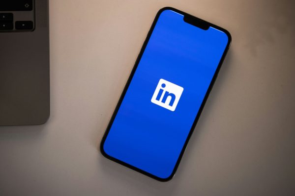 Zdjęcie okładkowe do wpis LinkedIn ma&nbsp;dość sztucznych treści. Nowy przycisk pozwoli czytelnikom tępić boty